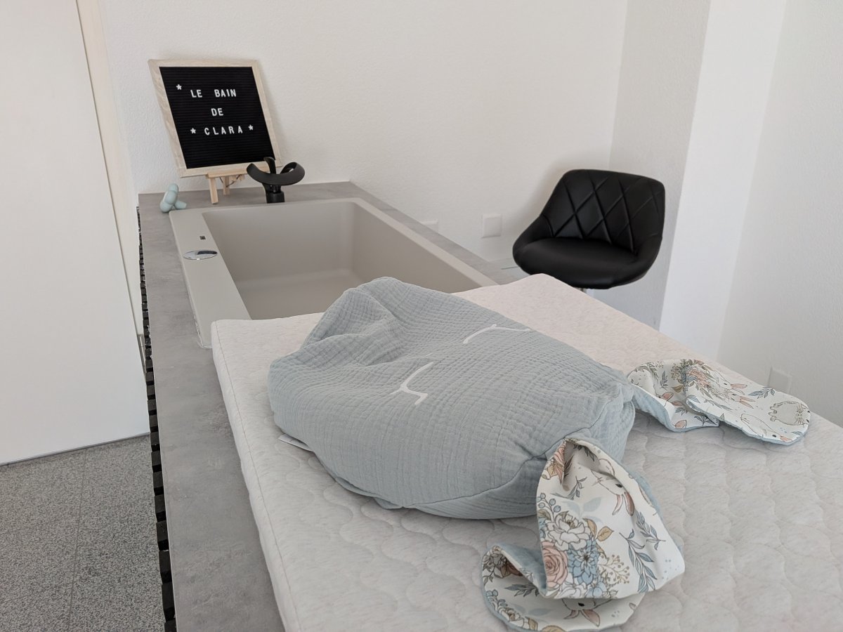 Évier thérapeutique bain bébé Evier adapté au thérapeutique bain bébé / bain enveloppé, identique à l'évier de l'école du bien naître fondée par Sonia Krief. Au premier plan, un coussin anti reflux de la marque Louisetjules